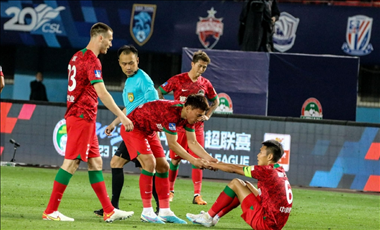 中超联赛吸引众多国际球星，恒大、上港、国安等队竞争激烈，谁能夺得火神杯？