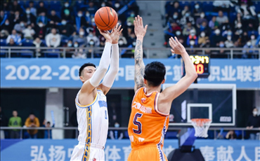 CBA夏季联赛9月17日，青岛国信水产vs广州龙狮，球场上的较量谁能夺得胜利？