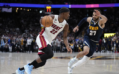 NBA常规赛还剩下20场，詹姆斯、库里、杜兰特谁能夺得得分王？