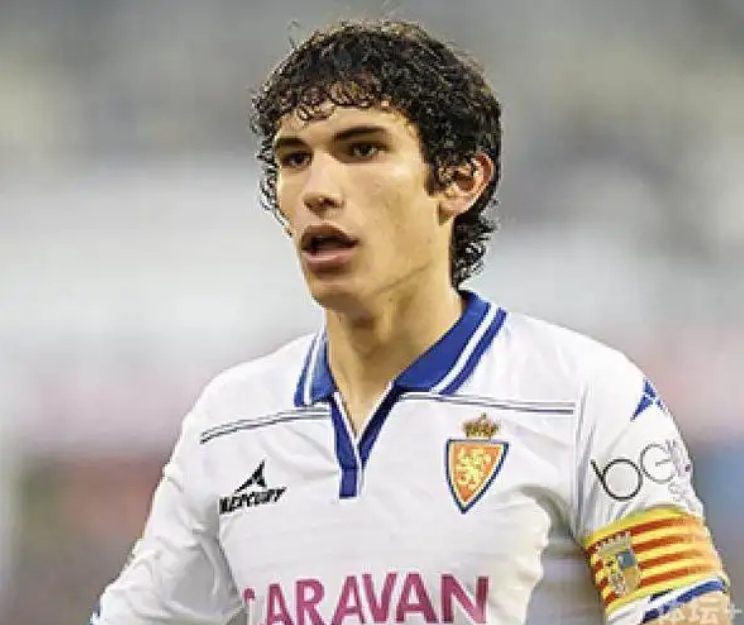 躺冠王诞生！皇马铁板凳十分钟闪耀，两冠到手，半年后将离队