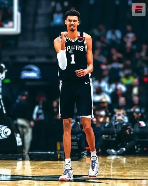 文班亚马封神一战！10记盖帽震撼全场，荣膺今日最佳球员