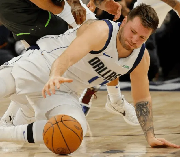 妙手空空！东契奇过去4场合计送出13次抢断，场均3.3断